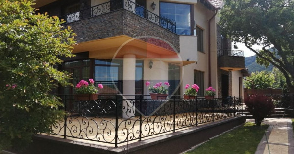 Casă / Vilă cu 9 camere de v&acirc;nzare